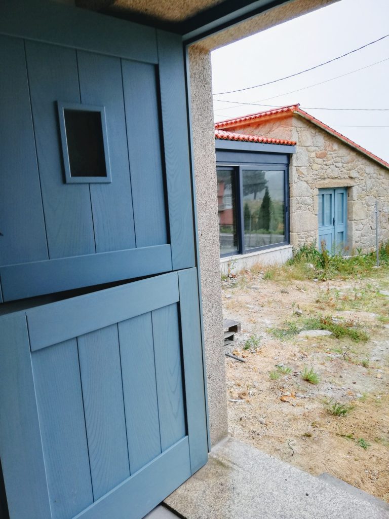 Puertas exteriores de madera de castaño gallego, producción local.